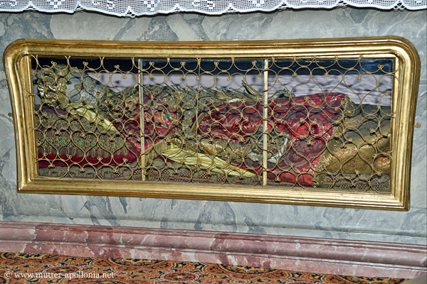 Die Gebeine der heiligen Martha befinden sich unter dem Altar im Nonnenchor.